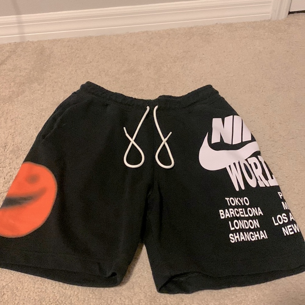 Nike world tour crest shorts - size S mems